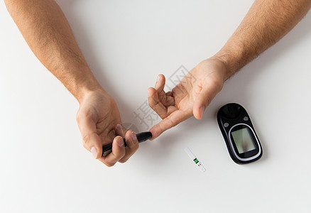 医学,糖尿病,血糖,保健人们的密切的人检查血糖水平的血糖仪家里图片