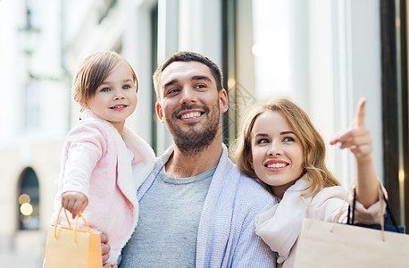 销售,消费主义人们的幸福的家庭与孩子购物袋城市图片