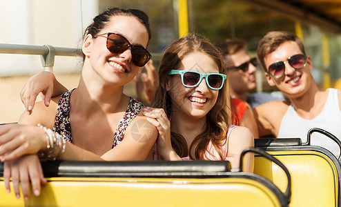 友谊,旅行,假期,夏天人的群微笑的青少朋友戴着太阳镜乘旅游巴士旅行图片