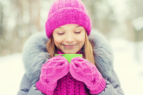 季节,诞节,饮料人们的快乐的微笑轻妇女与杯子喝热茶冬季森林图片