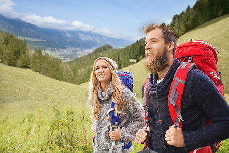 冒险,旅行,旅游,徒步旅行人们的微笑的夫妇步行背包自然景观背景图片