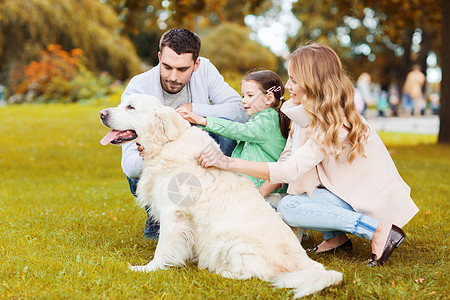 秋天女孩和狗家庭,宠物,家畜,季节人的快乐的家庭与拉布拉多猎犬秋天公园散步背景