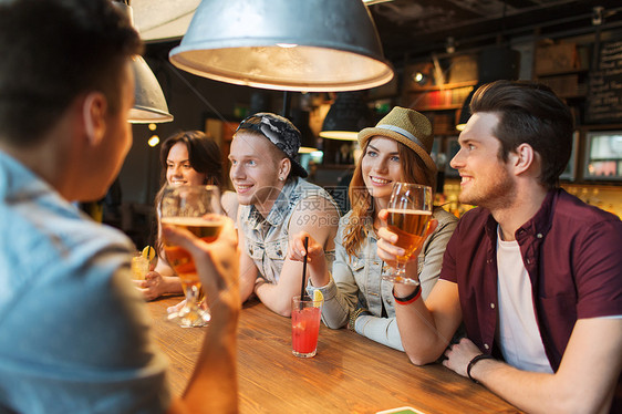 人,休闲,友谊沟通的群快乐的微笑的朋友酒吧酒吧里喝啤酒鸡尾酒图片