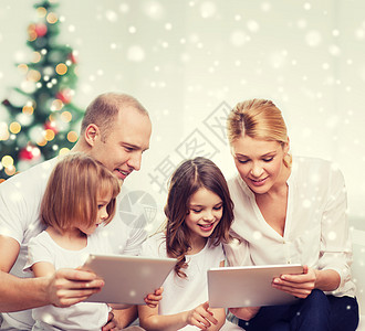 家庭,假期,技术人微笑的母亲,父亲小女孩家里平板电脑电脑图片