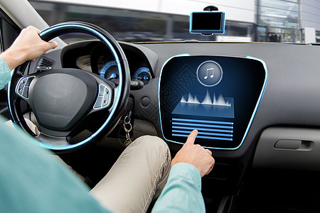 交通,现代技术,音乐人的人驾驶汽车与音频立体声系统计算机上图片