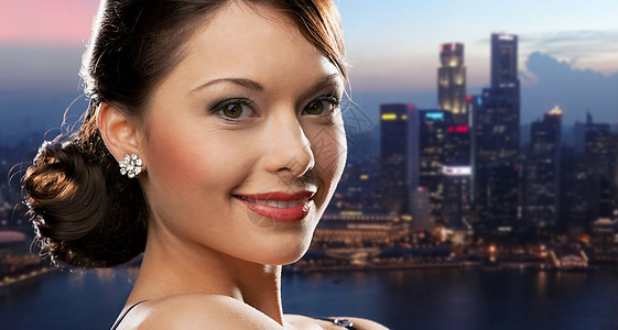 人,假日,珠宝豪华微笑的女人脸与钻石耳环夜间新加坡城市背景图片