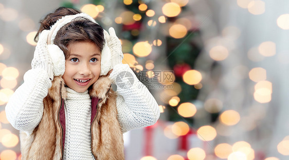 冬天,人们,童幸福的快乐的小女孩戴着耳罩诞树的灯光背景上图片