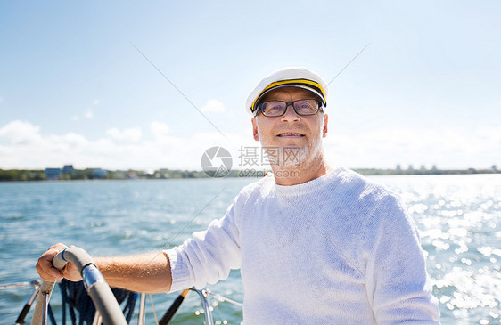 航海,龄,旅游,旅游人的快乐的老人戴着船长帽子方向盘航行帆船游艇漂浮海上图片