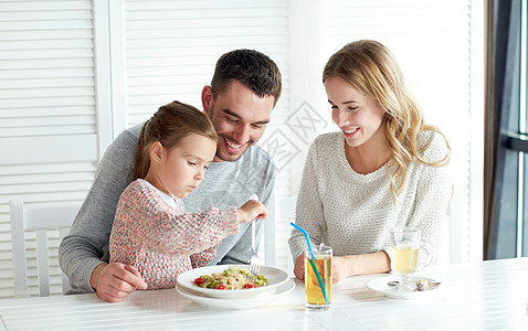 家庭父母食物人的快乐的母亲父亲小女孩餐馆咖啡馆吃意大利图片