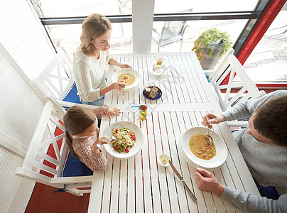 家庭父母食物人的快乐的母亲父亲小女孩餐馆咖啡馆吃汤意大利图片