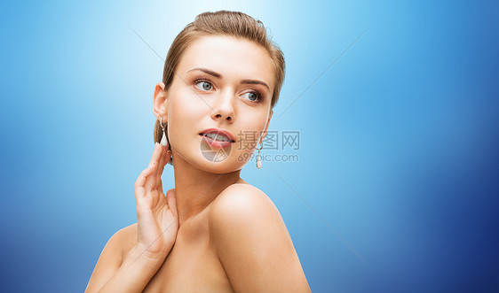 美丽,奢侈,人,假日珠宝美丽的女人与钻石耳环蓝色背景图片