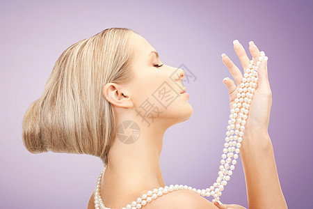 美丽,奢侈,人,广告珠宝美丽的女人与海珍珠项链珠子手的紫罗兰背景背景图片