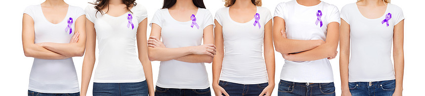 慈善人保健社会问题密切关注胸前紫色意识丝带的妇女图片