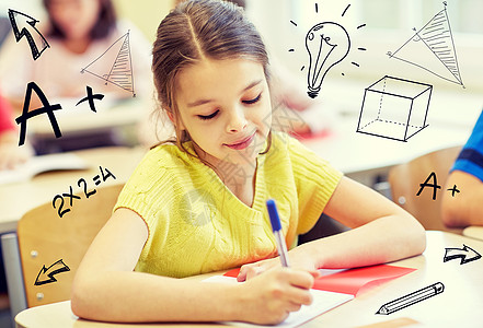 教育,小学,学人的群学校的孩子课堂上涂鸦进行笔记本写作测试图片