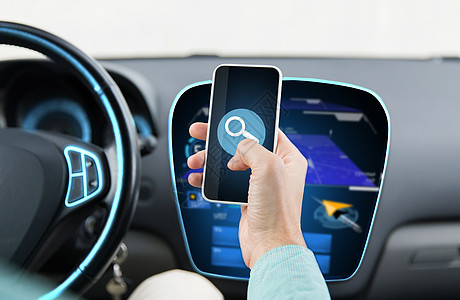 交通,商务旅行,技术人的近距离的轻人手驾驶汽车手持智能手机与镜头图标屏幕上图片