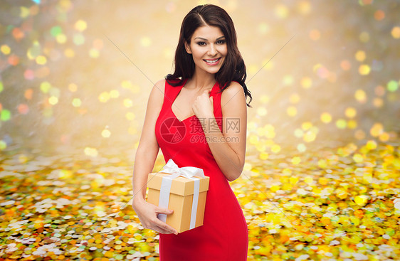 人,假日,诞节,生日庆祝美丽的感女人穿着红色连衣裙,礼品盒上金色的闪光灯光背景图片