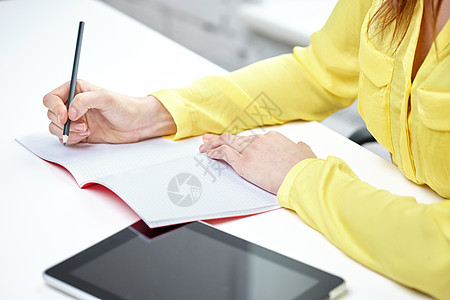 人,技术教育女的手与平板电脑电脑写作笔记本学校图片