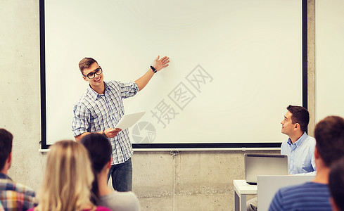 教育,高中,技术人的学生站遥控器,笔记本电脑老师同学前的教室图片