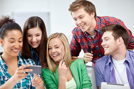 教育人友谊技术学理念群快乐的国际高中生课堂上智能手机的同学图片