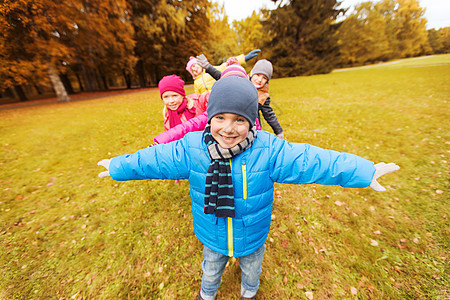 秋天,童,休闲人的群快乐的小孩子户外玩飞机图片