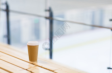 热饮,冬季休闲溜冰场的木凳上咖啡杯背景图片