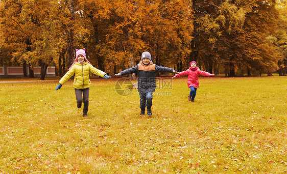秋天,童,休闲人的群快乐的小孩子户外跑步玩飞机图片