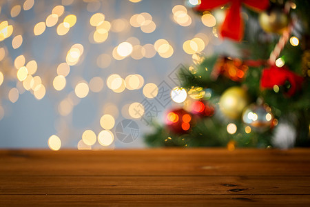 节日,新庆祝空木表桌子上的诞树灯光背景图片