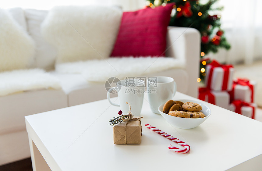 诞节,假日冬天的礼物,燕麦饼干,甘蔗糖杯子家里的桌子上图片