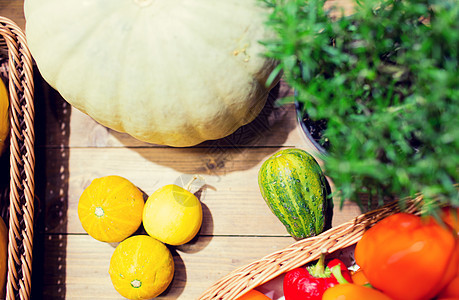 销售农业农业生态食品杂货店市场农场的桌子上的篮子中成熟的蔬菜图片