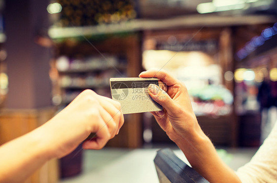 销售,购物,支付,消费主义人的市场购物中心结账时手给信用卡图片