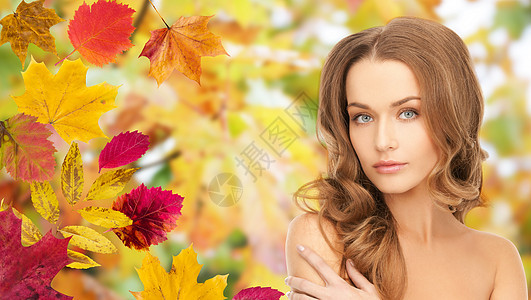 美丽,人,季节健康的美丽的轻女人的脸,长卷发秋天的树叶背景图片