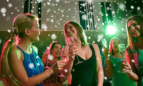 新派,假日,庆祝,夜生活人们的快乐的轻妇女戴着杯含酒精的香槟俱乐部雪的效果跳舞图片