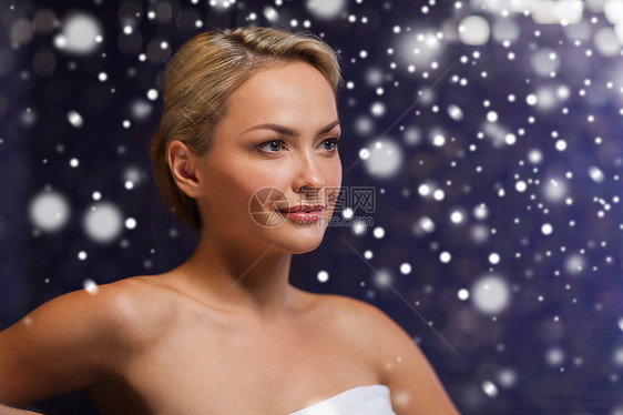 人,美,水疗,健康的生活方式放松理念美丽的轻女人坐桑浴室的浴巾与雪的效果图片