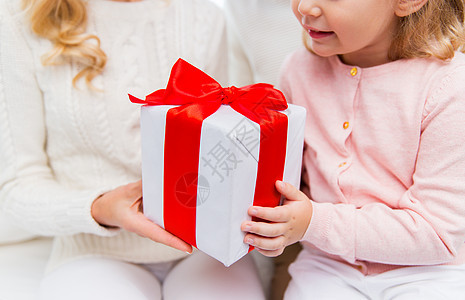 假期,生日,诞节,孩子家庭的母亲小女孩与礼品盒家里图片