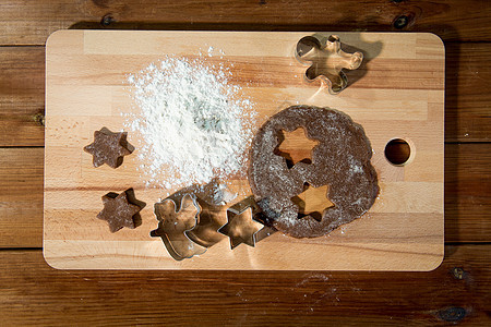烘焙,烹饪,诞节食品顶部生姜,模具粉木制切割板上图片