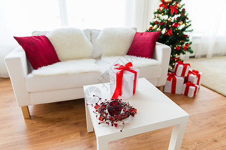诞节,假日,庆祝静物礼品盒,花环灯笼家里的桌子上图片
