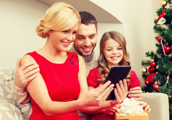 家庭,诞节,冬天,幸福,技术人的微笑家庭与平板电脑图片