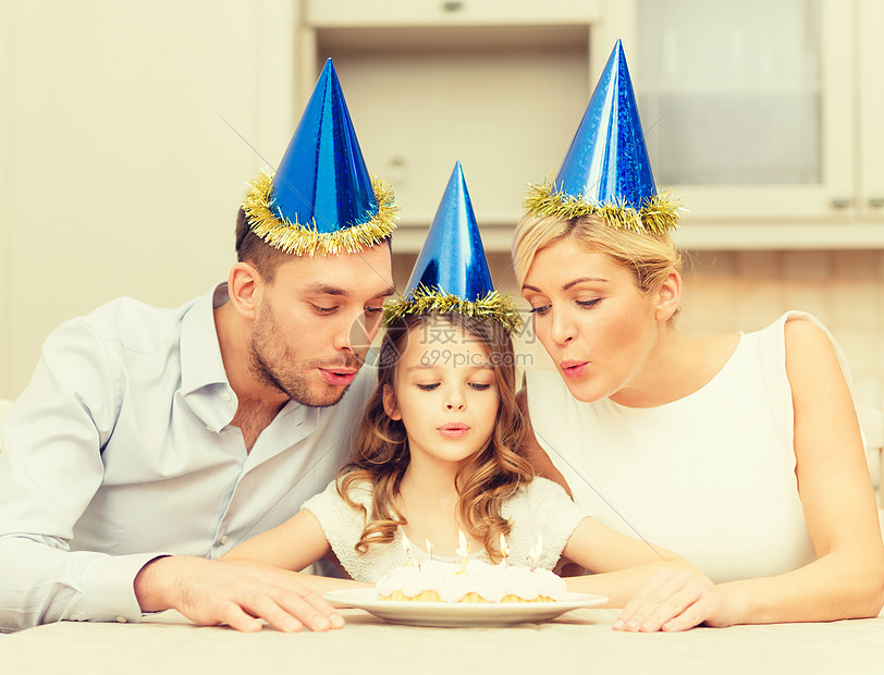 庆祝,家庭,假日生日幸福的家庭戴着蓝色帽子蛋糕图片