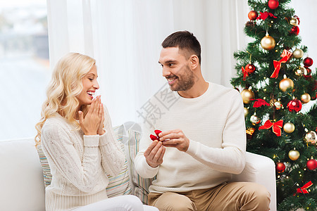 爱,诞节,夫妇,求婚人的快乐的男人小红盒子里给家里的女人订婚戒指图片