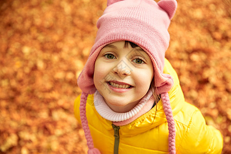 秋天,童,自然人的快乐的小女孩超过落叶公园图片
