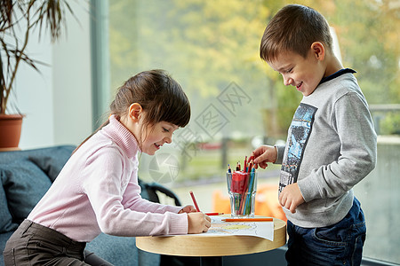 童,休闲,友谊人的快乐的小女孩男孩家里用铅笔画画着色图片图片