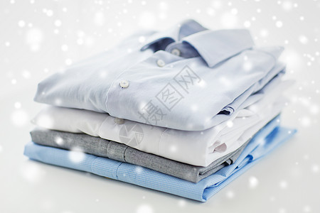 熨烫,洗衣,衣服,内务物品的熨烫折叠衬衫家里的桌子上的雪效果图片