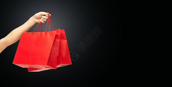 人,销售,消费主义,广告黑色星期五的近距离的手红色空白购物袋图片