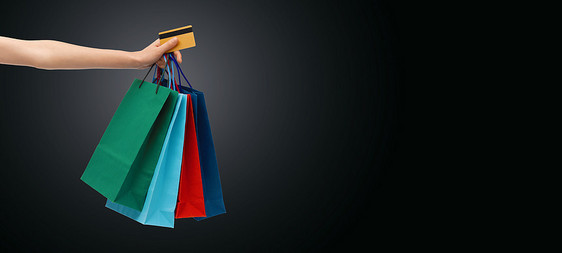 人,销售,黑色星期五消费主义的用购物袋银行信用卡接近女人图片