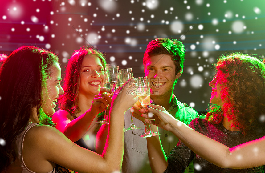 新派,假期,庆祝,夜生活人们的微笑的朋友带着杯含酒精的香槟俱乐部雪的效果图片