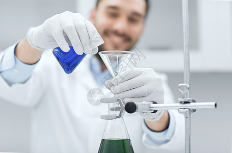 科学化学生物学医学人的科学家用漏斗填充试管,并临床实验室进行研究图片