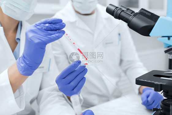 科学,化学,技术,生物学人的密切科学家的手与吸管培养皿制作研究临床实验室图片