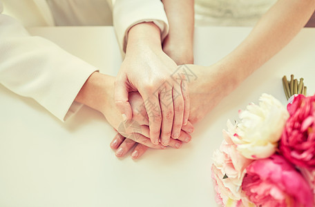 人,同婚姻爱情亲密的幸福已婚夫妇的手图片