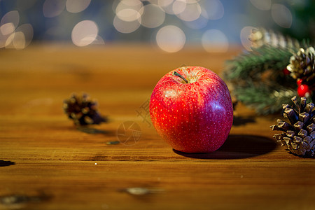 诞节,装饰,假日新红苹果与杉木树枝装饰木桌上图片