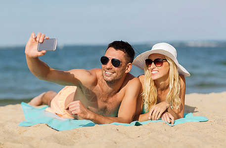 海滩照片爱情,旅行,旅游,技术人的微笑的夫妇度假泳装太阳镜,并采取自拍与智能手机夏季海滩背景